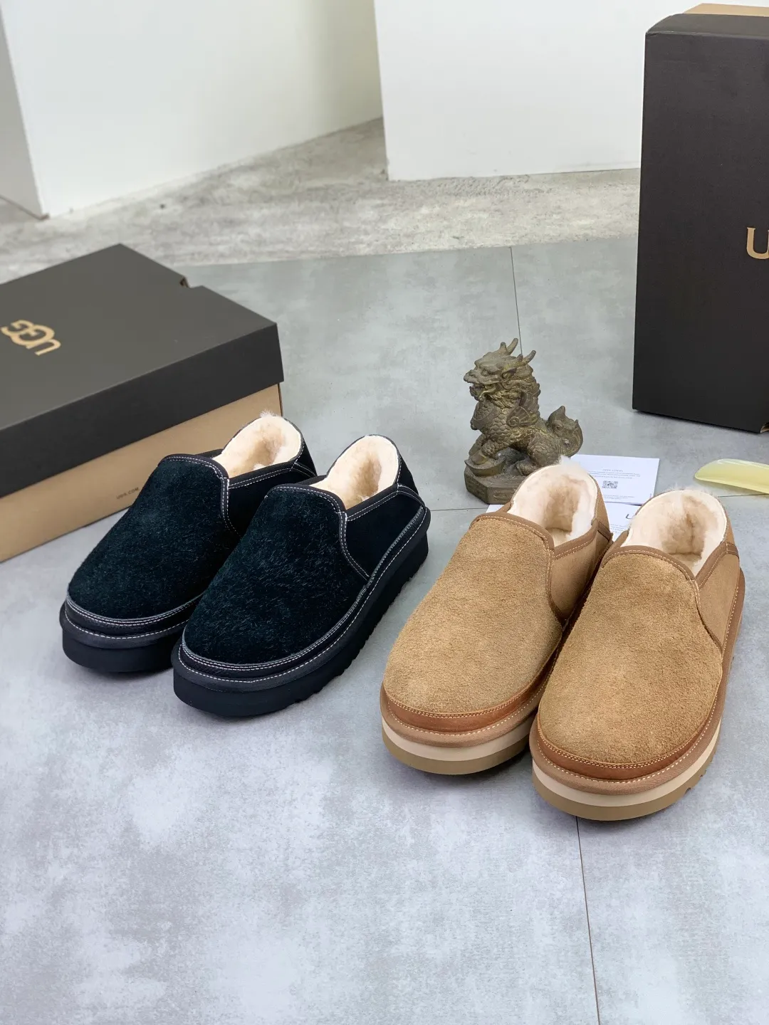 Men's men's shoes 💰P480 New top version UGG 2025 autumn and winter new high-top casual shoes new series Ansley Mules Fashionable and comfortable shallow flat slip-on casual loafers ✨ Classic suede cowhide with 10mm wool lining Insole suede collar Soft and comfortable ❤️ Decorated with UGG classic heat embossed brand logo on the back side Full texture Lightweight rubber sole Anti-slip, wear-resistant and comfortable Color: Black Brown Size: 39-45